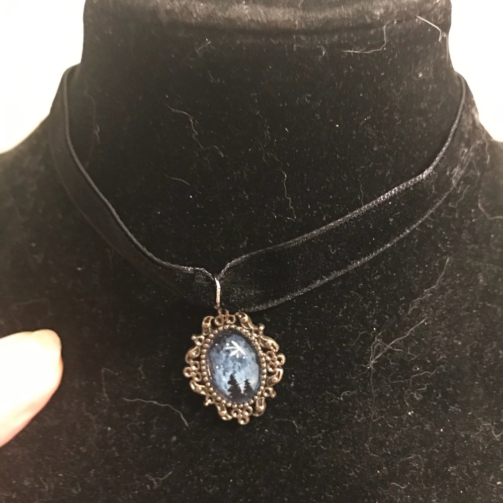 Choker necklace